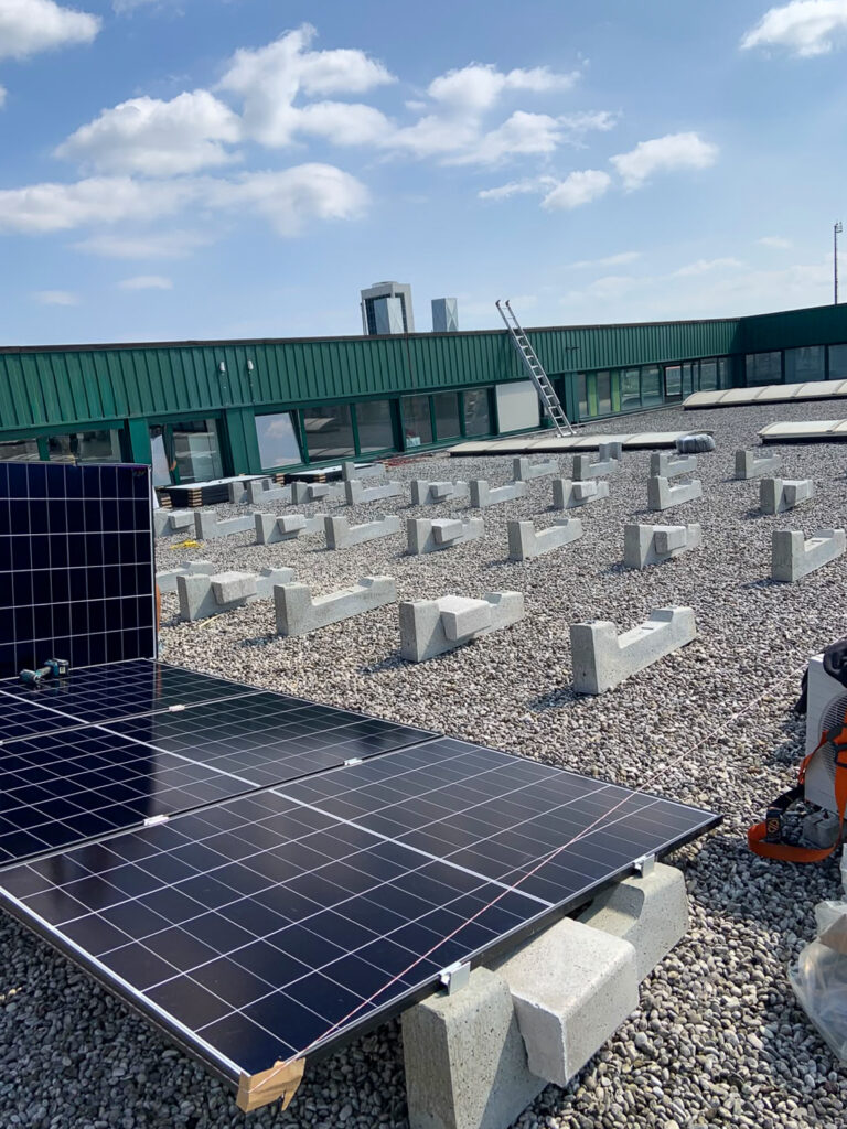 Impianto fotovoltaico su tetto piano con zavorre Sun Ballast Connect